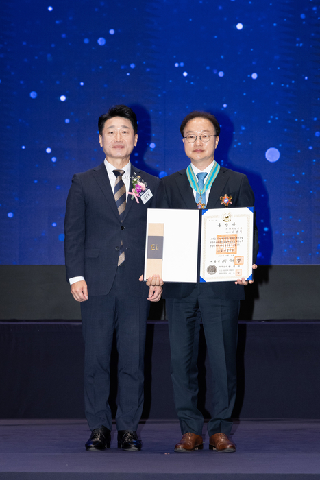 이호현 기후에너지환경부 2차관(왼쪽)이 8일 전북 전주시 더메이호텔에서 열린 '제29회 대한민국 전기안전대상'에서 하영복 에디슨전자 대표이사에게 산업훈장을 수여하고 기념촬영을 하고 있다. 사진 출처 : 기후부