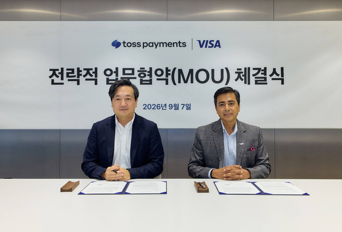 지난 7일 서울 강남구 역삼동 아크플레이스에서 열린 토스와 비자 코리아의 업무협약식에서 (왼쪽부터)김규하 토스 부대표와 쿠날 채터지 비자 코리아 사장이 기념 사진을 촬영하고 있다.
