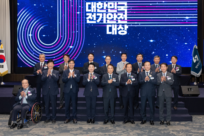 이호현 기후에너지환경부 2차관(앞줄 오른쪽 다섯 번째)이 8일 전북 전주시 더메이호텔에서 열린 '제29회 대한민국 전기안전대상'에서 남화영 한국전기안전공사 사장 등 내빈들과 기념촬영을 하고 있다. 사진 출처 : 기후부