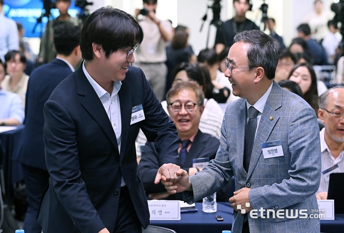 [포토] 인사나누는 전·현직 AI전략위 부위원장