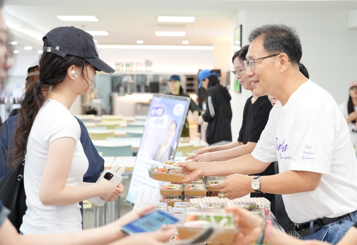 이성근 성신여대 총장이 성신여대 수정캠퍼스 난향관 3층 학생식당에서 진행된 2026학년도 2학기 천원의 아침밥 스페셜 데이에서 학생들에게 아침밥과 음료를 전달하고 있다.