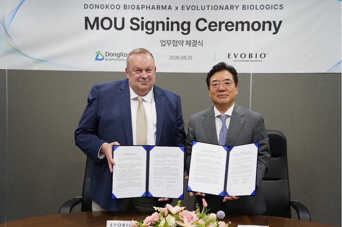 짐 모리슨 에보바이오 CEO(왼쪽)와 조용준 동구바이오제약 대표가 지난달 25일 서울 송파구 동구바이오제약 본사에서 글로벌 사업을 위한 업무협약을 체결했다.