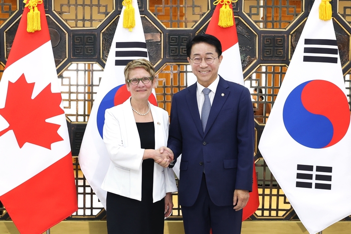 조정식 국회의장이 8일 국회 접견실에서 레이몽드 가네 캐나다 연방상원의장과 회담을 갖고, 양국 관계 발전과 의회 간 교류·협력 증진 방안을 논의했다. 국회의장실 제공