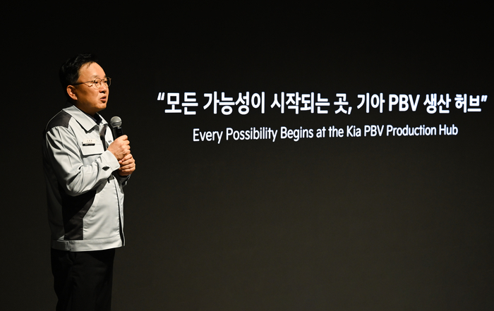 소득영 오토랜드 화성 공장장 전무가 기아 PBV 생산 허브 테크 데이에서 발표하는 모습.
