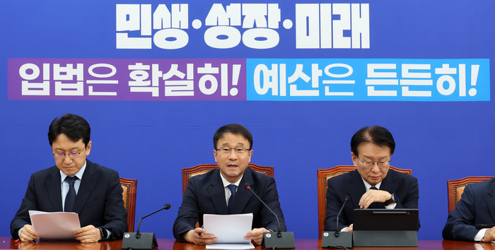 한병도 더불어민주당 원내대표가 8일 국회에서 열린 원내대책회의에서 발언하고 있다. 연합뉴스