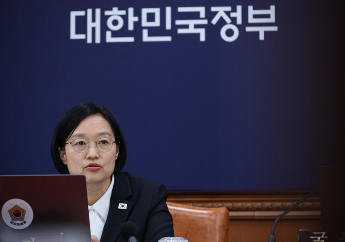 한성숙 국무총리가 8일 서울 종로구 정부서울청사에서 열린 국무회의에서 발언하고 있다. 연합뉴스