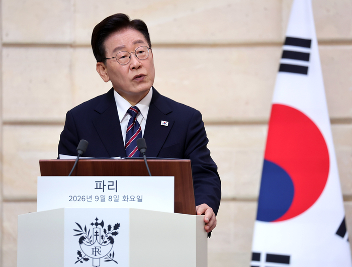 이재명 대통령이 8일(현지시간) 프랑스 파리 엘리제궁에서 에마뉘엘 마크롱 프랑스 대통령과 공동언론발표를 하고 있다. 연합뉴스
