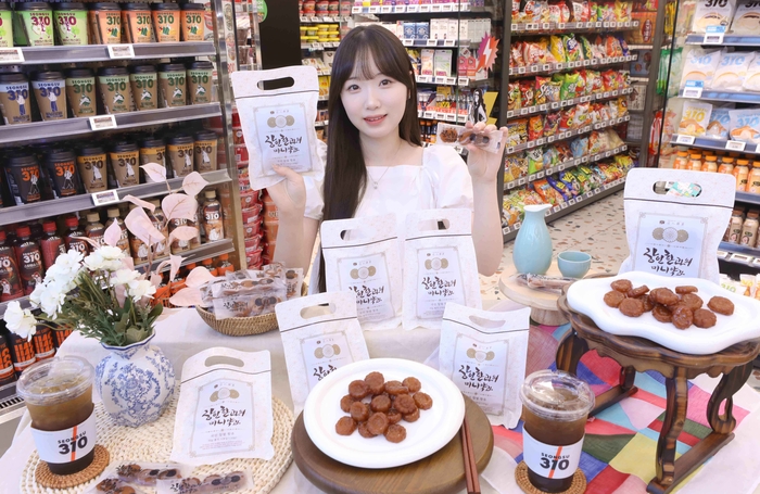 이마트24는 '장인한과 미니약과' 상품을 편의점 업계 단독으로 선보인다고 9일 밝혔다.