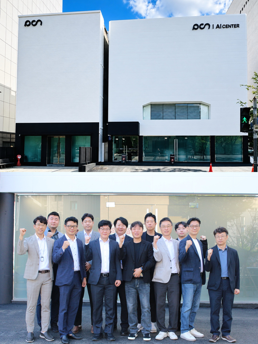 강남구 논현동에 위치한 'PCN AI센터' 앞에서 피씨엔 임직원들이 포즈를 취하고 있다.