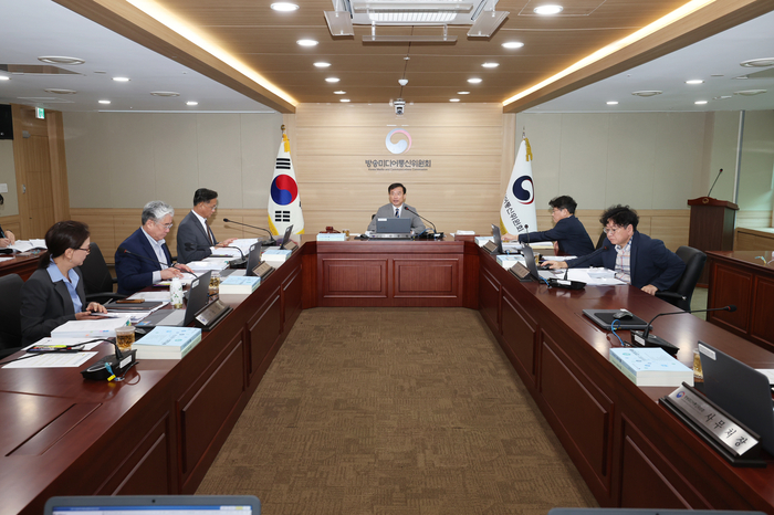 김종철 방송미디어통신위원장(가운데)이 9일 정부과천청사에서 '2026년 제34차 전체회의'를 진행하고 있다.