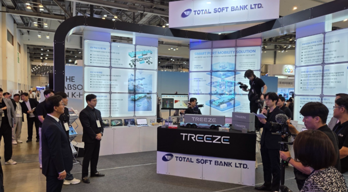 전재수 부산시장(맨 왼쪽)이 'K-ICT WEEK in BUSAN 2026' TSB 부스에서 항만 자율주행 모빌리티 기술 설명을 듣고 있다.