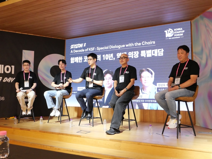 9일 서울 강남구 팁스타운 S6에서 열린 '코스포 출범 10주년 기념, 넥스트 챕터' 미디어데이에서 역대 의장들의 특별대담이 이뤄지고 있다. (왼쪽부터) 최지영 코리아스타트업포럼 대표, 박재욱 쏘카 대표, 김재원 엘리스그룹 대표(현 코스포 의장), 김봉진 그란데클립 대표, 한상우 위즈돔 대표.