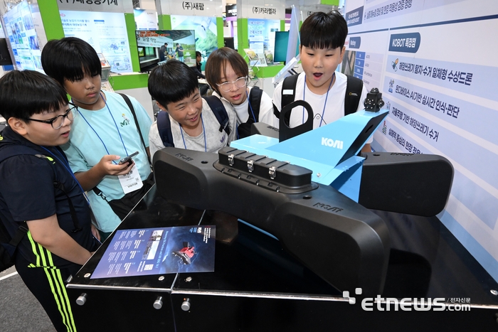 [K-ICT WEEK in BUSAN] AI 수상드론에서 휴머노이드까지…연신 “우와”
