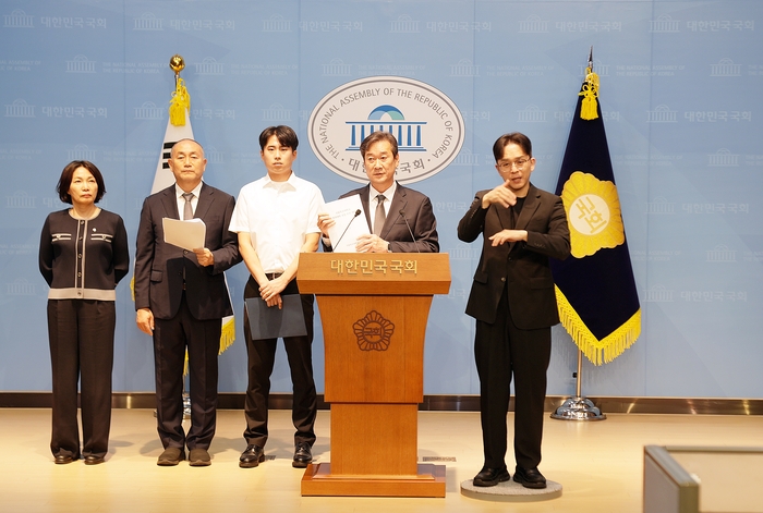 송하철 국립목포대학교 총장(오른쪽에서 2번째)이 9일 국회에서 기자회견을 열고 있다.