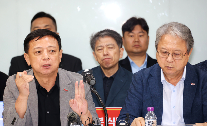 김석원 광주전남연식품협동조합 이사장을 비롯한 전국 연식품협동조합 이사장들은 9일 기자회견에서 두부업계의 현실을 설명하고 있다.