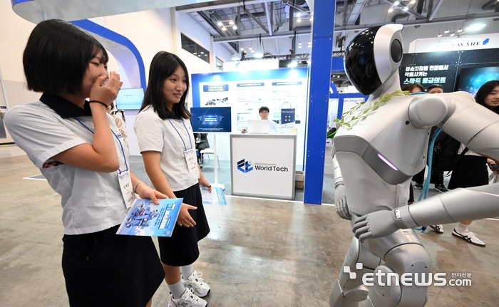 'K-ICT WEEK in BUSAN 2026' 덕산JM로보틱스 부스. 부산=이동근기자 foto@etnews.com