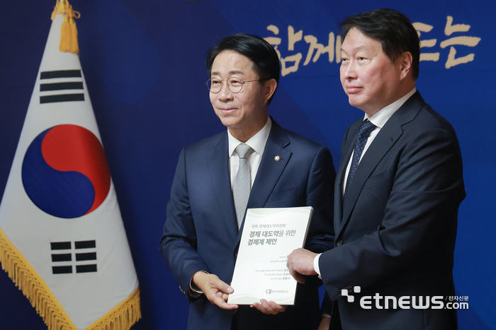 조정식 국회의장(왼쪽)이 9일 국회 사랑재에서 열린 경제대도약위원회 출범식에 공동위원장 자격으로 참석해 공동위원장인 최태원 대한상공회의소 회장이 전달한 경제 대도약을 위한 경제계 제언을 들고 기념 촬영하고 있다. 박지호기자 jihopress@etnews.com