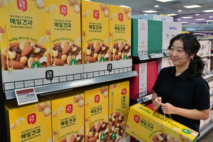 서울특별시 송파구에 위치한 롯데마트 제타플렉스 잠실점 선물세트 매대에서 고객이 '오늘좋은 매일견과 80봉 선물세트'를 구매하고 있다. 〈자료 롯데마트〉