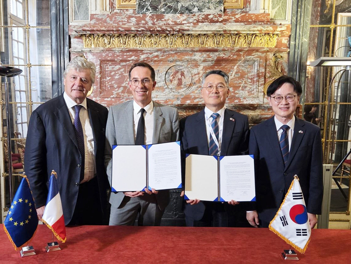 지난 8일(현지시간) 프랑스 파리에서 열린 코스맥스와 로레알 그룹 업무협약(MOU) 체결식에서 (왼쪽부터)니콜라 포리시에 프랑스 유럽외교부 통상 특임장관, 니콜라 이에로니무스 로레알그룹 CEO, 최경 코스맥스 대표(부회장), 김정관 산업통상부 장관이 기념촬영을 하고 있다.