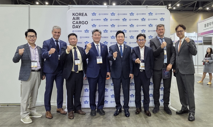 9일 경기 고양시 킨텍스에서 '2026 KOREA AIR CARGO DAY'에서 관계자들이 기념 촬영을 하고 있다. (왼쪽부터) 김환용 한국국제물류협회 부회장, Roman Orlik IATA DGR솔루션 부국장, 데이비드 위 IATA 아시아태평양지역 화물담당, 배경한 한국국제물류협회 수석부회장, 원제철 한국국제물류협회 회장, 황병운 용마로지스 대표, 안드레 마제레스 IATA 전자상거래 및 화물운영 총괄, 김백재 IATA 한국지사 지사장.
