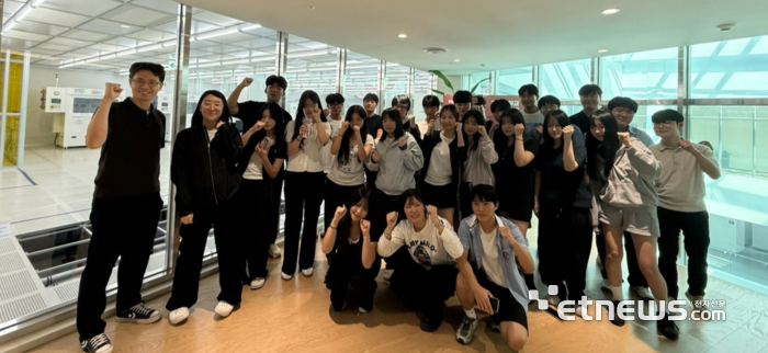 이천시 이현고 학생들이 최근 고려대학교와 연계한 '반도체 프론티어 자율연구(R&E·연구·교육) 프로그램' 캠퍼스 투어에 참여하고 기념 촬영했다. 이천시 제공.
