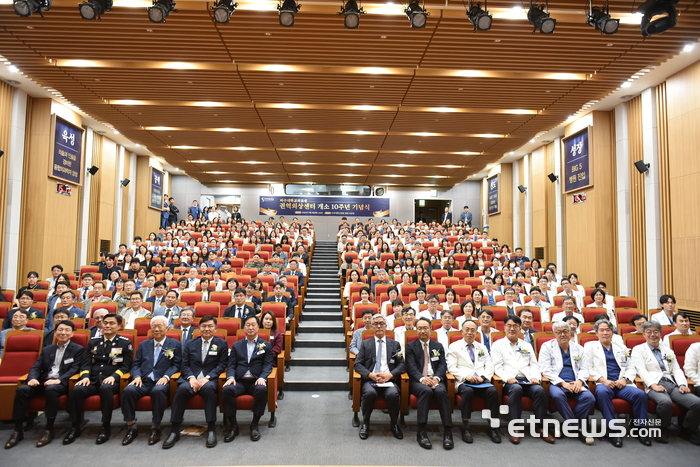아주대병원이 8일 병원 대강당에서 '권역외상센터 개소 10주년 기념식'을 열고 기념 촬영했다. 아주대병원 제공.