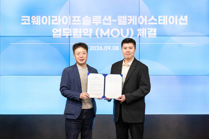 김명곤 코웨이라이프솔루션 대표(왼쪽)와 국경민 웰케어스테이션 대표