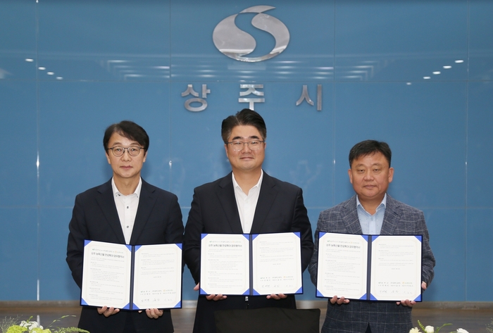 8일 상주시청 대회의실에서 열린 '상주 농특산물 판로 확대 및 유통 활성화를 위한 업무협약(MOU)'식에서 (왼쪽부터) 윤진 SPC GFS 대표, 안재민 상주시장, 이상문 농협유통 사업전무가 협약 체결 후 기념촬영을 하고 있다. 〈자료 SPC〉