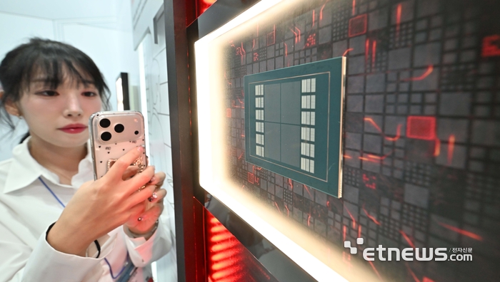 LG이노텍 AI 가속기용 기판. 김민수기자 mskim@etnews.com