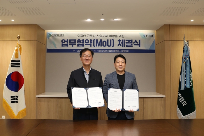 이정수 플리토 대표(오른쪽)와 임무송 대한산업안전협회 회장이 업무협약식에서 사진촬영하고 있다. ⓒ플리토