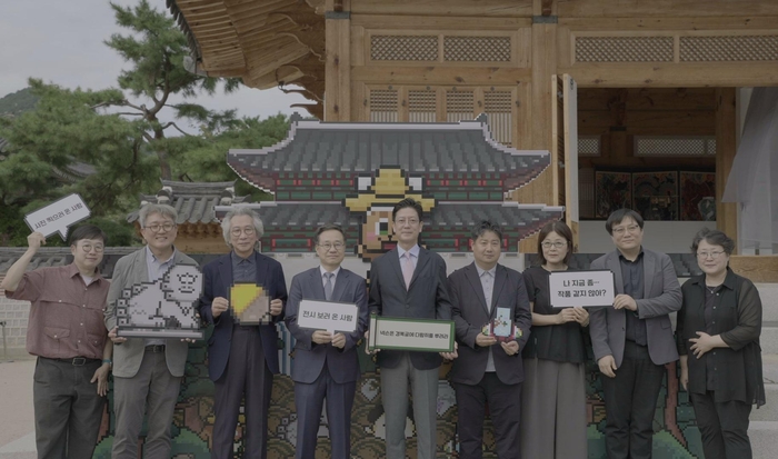 김정욱 넥슨재단 이사장(왼쪽에서 다섯 번째)과 강경환 한국전통문화대학교 총장(왼쪽에서 네 번째)이 9일 오후 2시 서울 종로구 경복궁 계조당에서 진행된 '이립의 바람, 전통을 잇다' 오프닝 행사에서 기념 촬영했다.