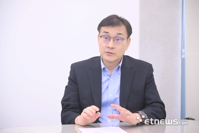 조영희 원주미래산업진흥원장이 원주시를 대한민국 미래 신산업의 거점으로 키우기 위한 청사진에 대해 밝히고 있다.