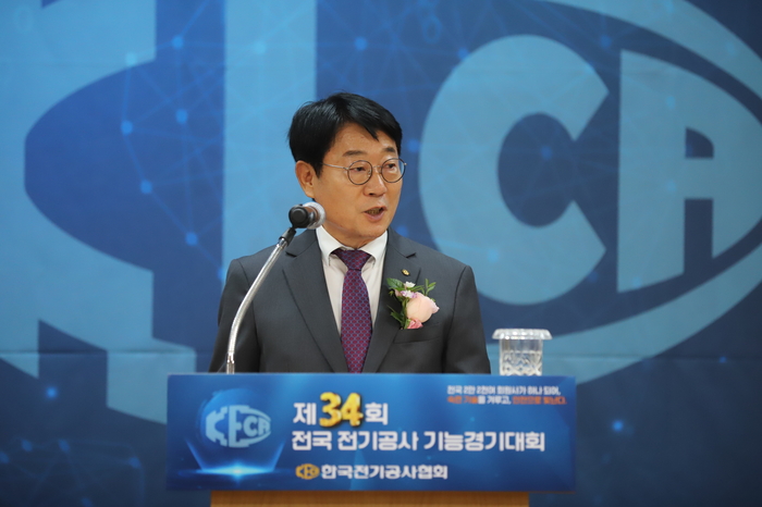 이형주 한국전기공사협회 회장이 10일 충북 청주시 오송읍 협회 중앙회 특설경기장에서 열린 '제34회 전국전기공사기능경기대회'에서 개회사를 하고 있다. 사진 출처 : 한국전기공사협회