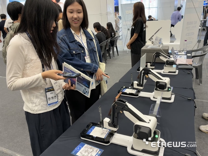 'K-ICT WEEK in BUSAN 2026' 부산 AI 페스티벌 드로잉 로봇 체험존.
