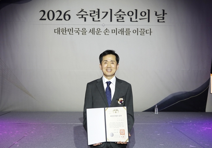 9일 서울시 용산구 서울드래곤시티에서 열린 '제18대 대한민국 조리명장' 수여식에서 김세한 더그랜드롯데 서울 셰프가 수상 후 기념 촬영을 하고 있다.