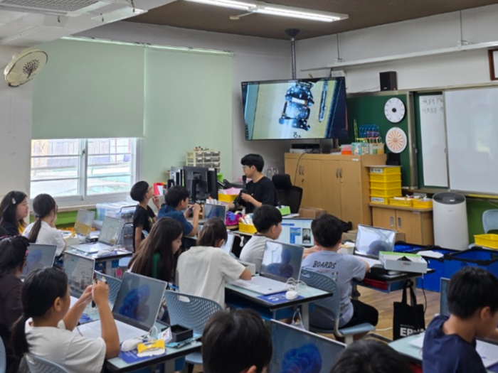 서울오류초등학교 학생들이 출동! AI탐사로봇, 화성을 부탁해 과정 활동을 하고 있다.