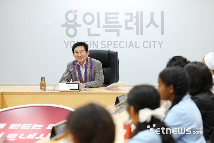 이상일 용인시장이 10일 시청 영상회의실에서 용인을 방문한 성 베드로·성 바오로 가톨릭 중등학교 학생, 신부·수녀들과 이야기를 나누고 있다. 용인시 제공.
