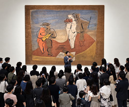 퐁피두센터 한화 도슨트 프로그램에 참여한 관람객들(사진=한화생명)