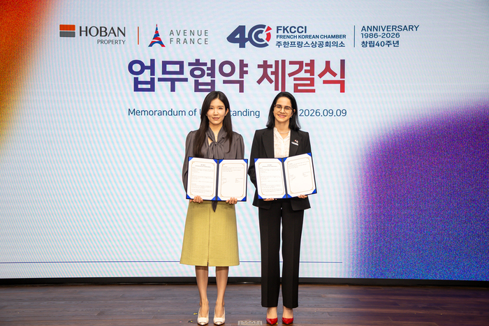 김윤혜 호반프라퍼티 경영총괄사장(왼쪽)과 소냐 샤이예브 킴 주한프랑스상공회의소 대표가 지난 9일 서울 서초구 호반그룹 본사에서 업무협약을 체결한 뒤 기념촬영했다. 〈호반프라퍼티 제공〉