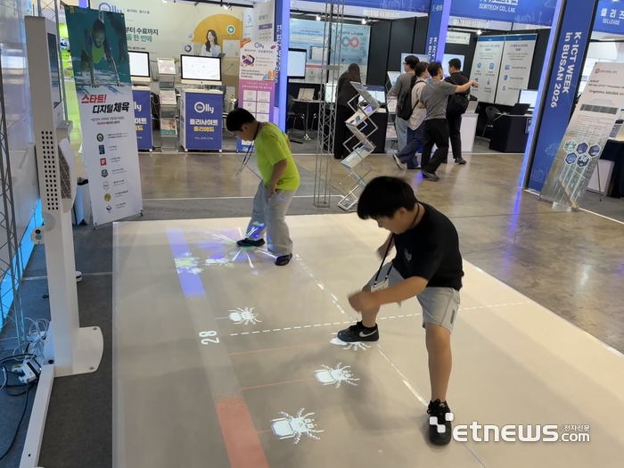 'K-ICT WEEK in BUSAN 2026' 투핸즈인터렉티브 부스.