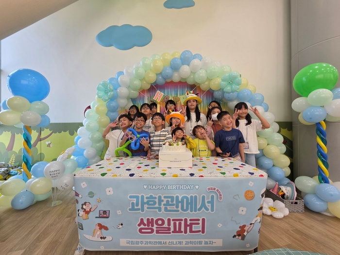 생일파티 단체 사진.