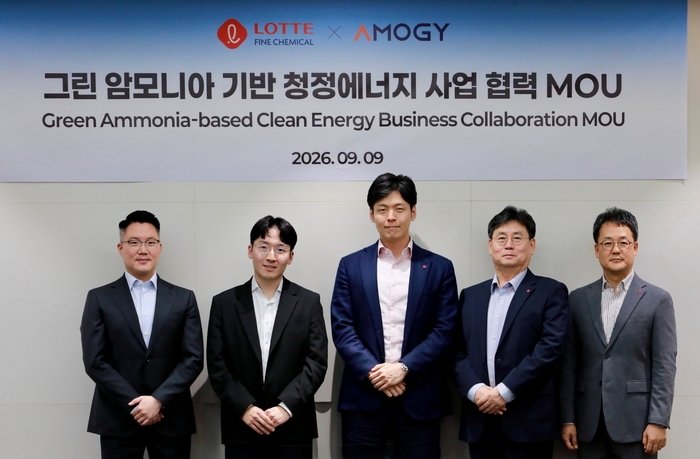 롯데정밀화학과 아모지(Amogy)가 9일 롯데정밀화학 서울사업장에서 암모니아 사업 업무협약(MOU)을 체결했다. (좌측부터 아모지 강석원 이사, 우성훈 대표, 롯데지주 신유열 미래성장실장, 롯데정밀화학 정승원 대표, 황석민 암모니아사업부문장) 롯데정밀화학 제공