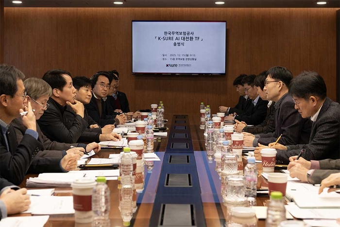 한국무역보험공사 'K-SURE AI 대전환 TF' 출범 회의 모습. 장영진 사장(왼쪽 세번째)이 발언하고 있다.