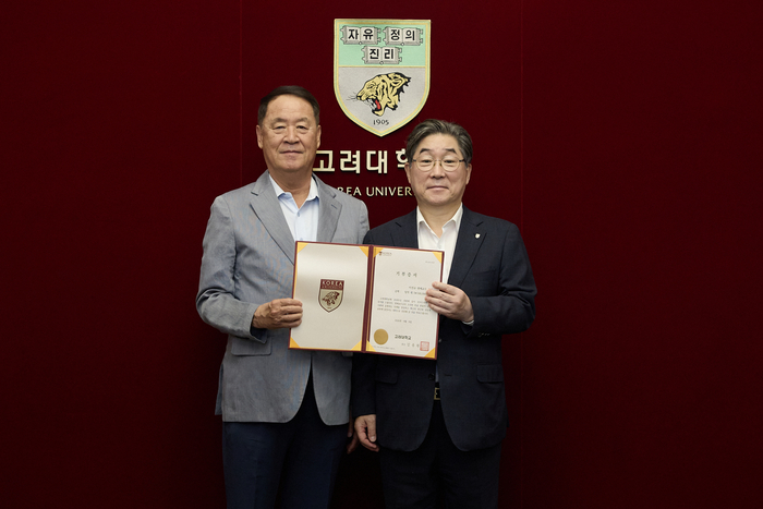이진규 고려대 명예교수(왼쪽)와 김동원 고려대 총장이 기념촬영을 하고 있다.