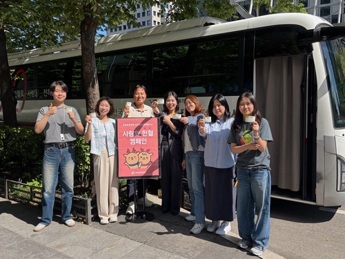 10일 푸본현대생명 직원들이 창립 8주년을 맞아 진행한 '사랑의 헌혈 캠페인'에 참여 기념촬영을 하고 있다.(사진=푸본현대생명)