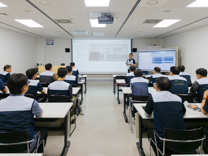삼성전자가 EHS 히트펌프 전담 교육장에서 설치 엔지니어를 대상으로 설치·유지보수 교육을 하고 있다.