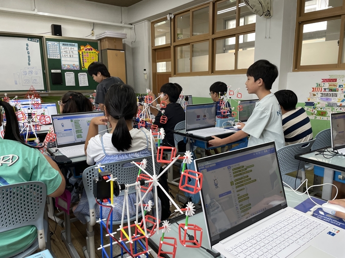 서울오류초등학교 학생들이 세계를 잇는 미래 놀이기구 연구소 과정 활동을 하고 있다.