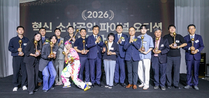 이병권 중소벤처기업부 제2차관이 10일 서울특별시 마포구 SVC에서 열린 '혁신 소상공인 파이널 오디션 시상식'에서 수상자들과 기념촬영을 하고 있다.