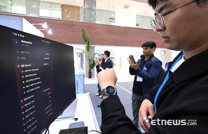 2026 서울-로슈진단 스타트업 스프린트 데모데이가 10일 서울 동대문구 서울바이오허브 글로벌센터에서 열렸다. 시너지에이아이 관계자가 스마트워치로 심전도를 측정하는 볼테라를 시연하고 있다. 이동근기자 foto@etnews.com