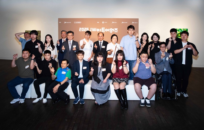 JW이종호재단은 지난 9일 서울 인사동 인사아트센터에서 '2026 JW아트어워즈' 시상식을 개최했다. 수상 작가들이 기념촬영을 하고 있다.